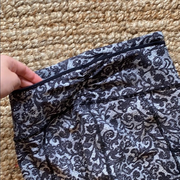 Lululemon Outrun 17" Crop pockets reflective - Picture 7 of 13